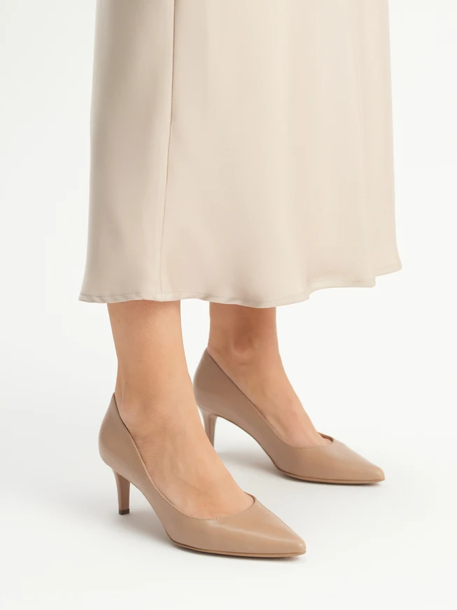 Beigefarbene Stiletto-Pumps