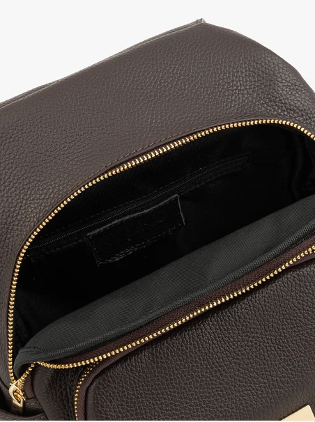 Brauner Lederrucksack mit goldener Schnalle