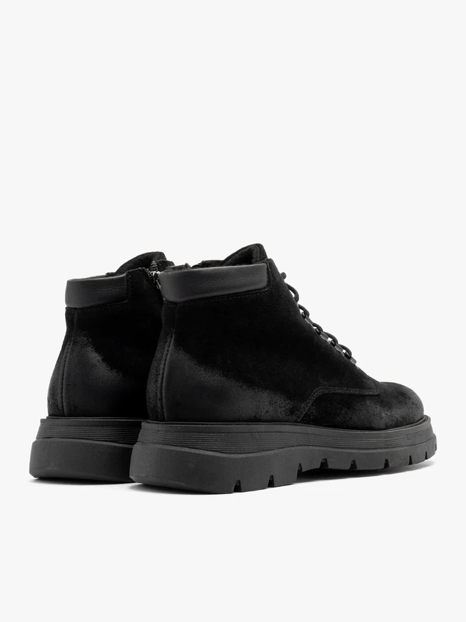 Schwarze Herrenstiefel mit festem Boden