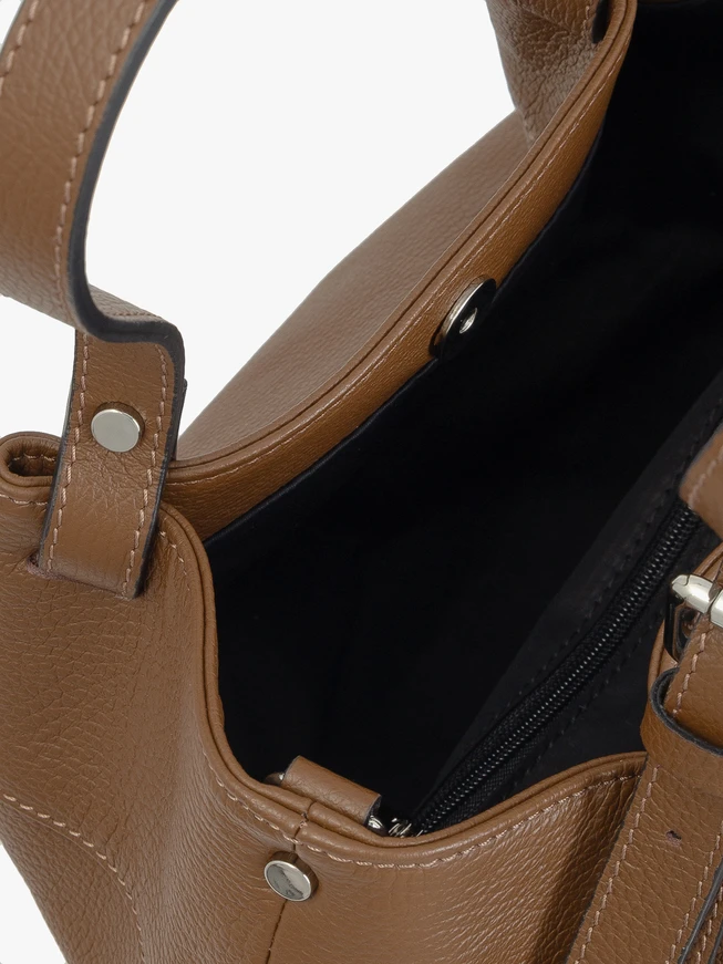 Hellbraune mittelgroße Tasche