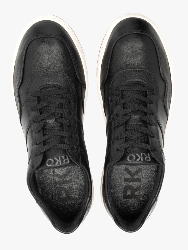 Schwarze halbe Sportschuhe mit weißem und beigem Untergrund