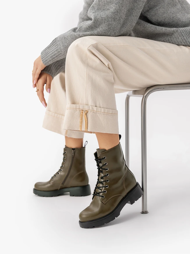 Stiefel aus olivfarbenem Vollnarbenleder