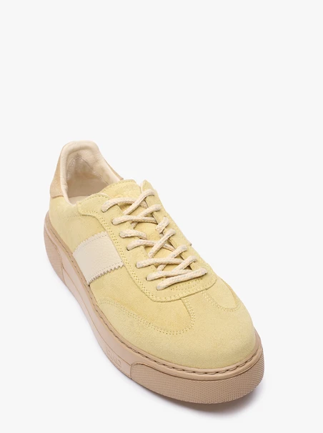Leuchtend gelbe Turnschuhe aus Leder und Velours