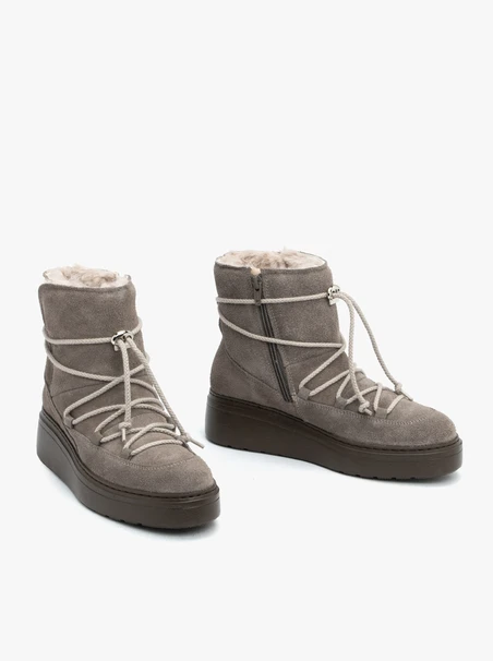 Graue Schneestiefel zum Schnüren