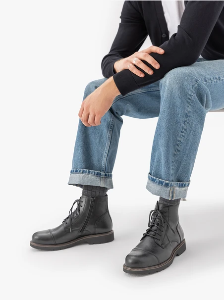 Schwarzer isolierter Vollnarbenlederstiefel