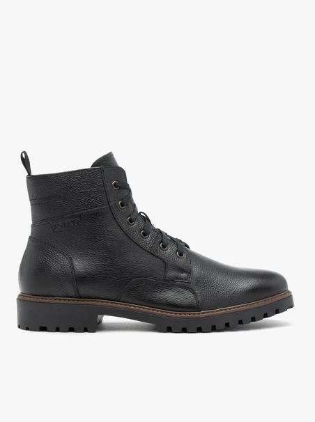 Schwarz genarbte Lederstiefel
