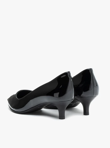 Schwarz lackierte Entenschwanz-Pumps