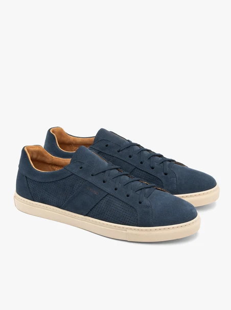 Marineblaue Sportschuhe mit Perforationen