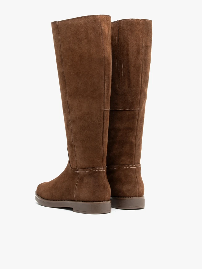 Braune Stiefel mit breitem Schaft