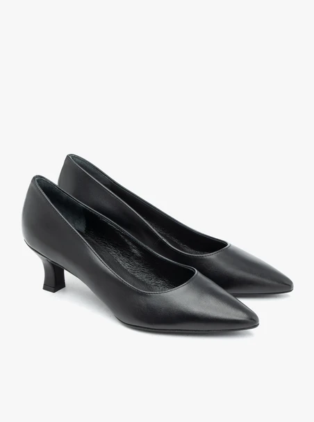 Schwarze Pumps mit Absatz aus genarbtem Leder