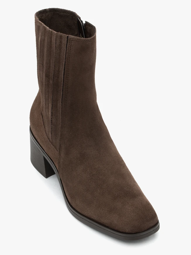 Braune Stiletto-Absätze mit Nähten