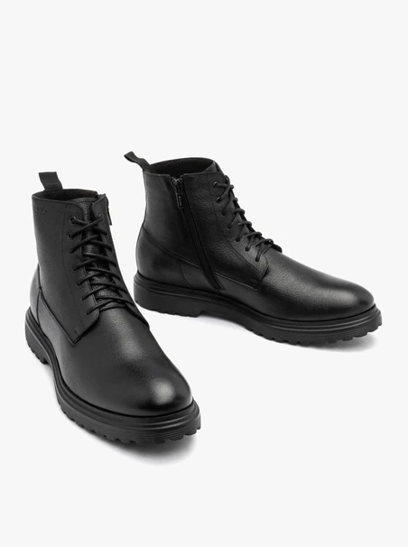 Schwarze Herrenstiefel mit festem Boden