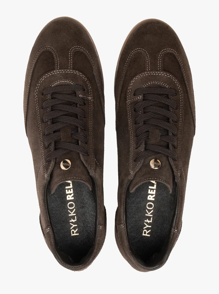 Sporthalbschuhe aus Veloursleder in Schokolade