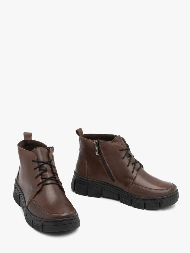Braune Stiefel mit Fleece-Isolierung