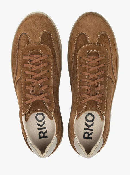 Braune und weiße Schnürhalbschuhe