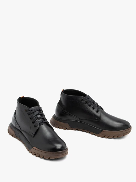 Schwarze Sportschuhe