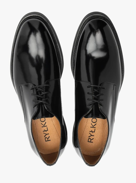 Schwarz lackierte Herrenschuhe