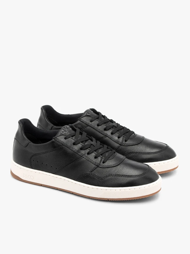 Schwarze halbe Sportschuhe mit weißem und beigem Untergrund