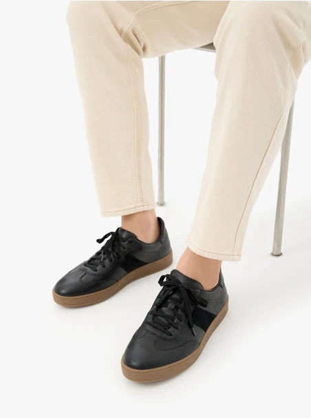 Schwarze Herren Sporthalbschuhe mit beigem Boden