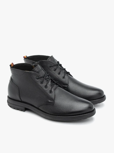 Schwarz genarbte Lederstiefel