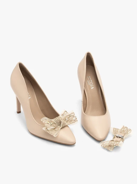 Beigefarbene Pumps mit Stiletto-Absatz und abnehmbarer Schleife