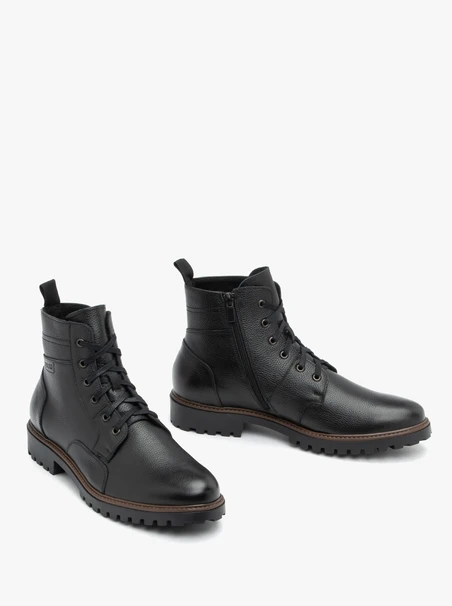 Schwarz genarbte Lederstiefel