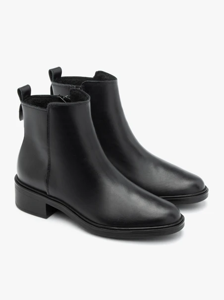 Schwarz genarbte Lederstiefel
