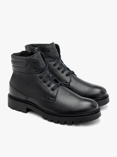 Schwarze isolierte Stiefel