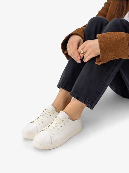 Weiße Turnschuhe aus genarbtem Leder