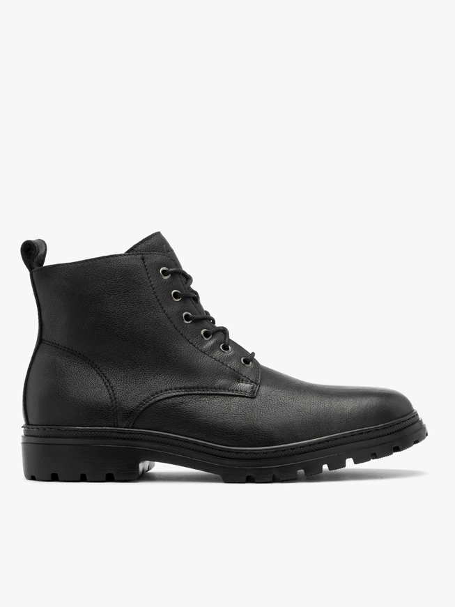 Schwarze Herrenstiefel auf leichter Traktorsohle
