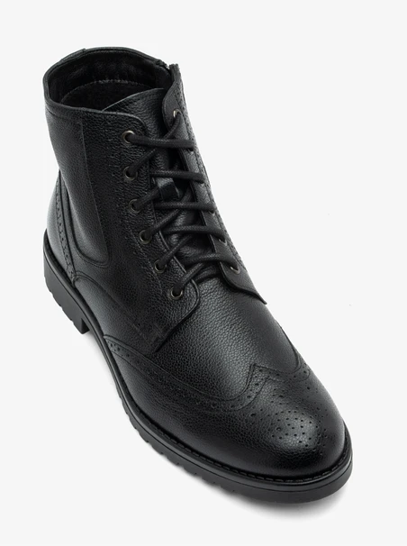 Schwarze Lederstiefel mit Perforationen