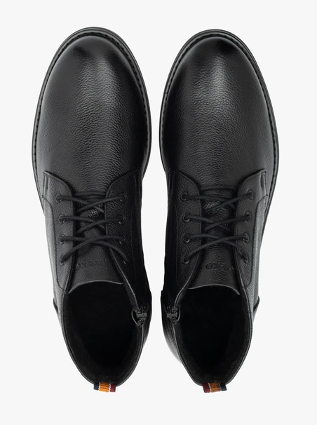 Schwarz genarbte Lederstiefel