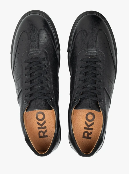 Schwarze Sporthalbschuhe mit weißer Sohle