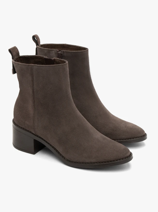 Braune isolierte Velourslederstiefel