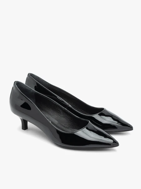 Schwarz lackierte Entenschwanz-Pumps