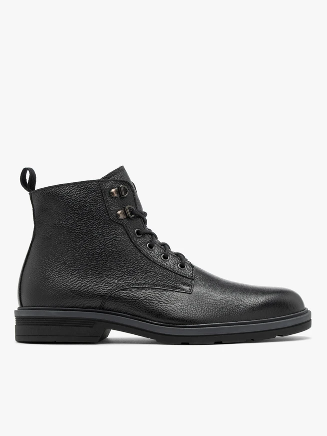 Herrenstiefel mit schwarzem Boden und kontrastierendem Einsatz