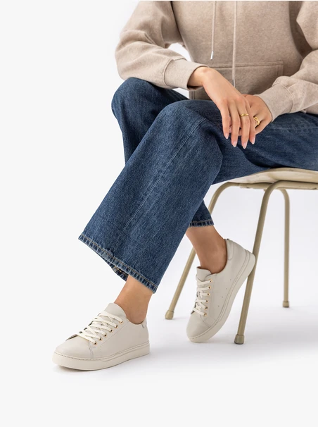 Weiße Turnschuhe aus genarbtem Leder