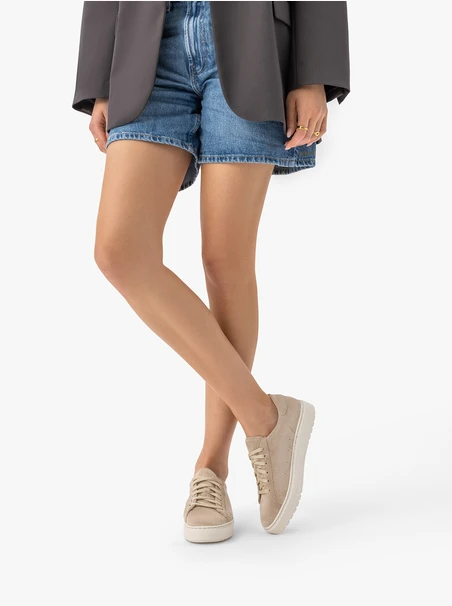 Sandfarbene Veloursleder-Sneakers