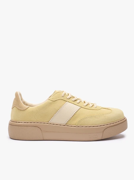 Leuchtend gelbe Turnschuhe aus Leder und Velours
