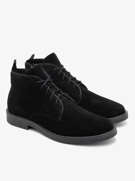 Herrenstiefel aus Veloursleder mit gerade geschnittenem Schaft