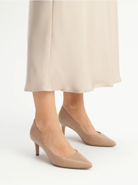 Beigefarbene Stiletto-Pumps