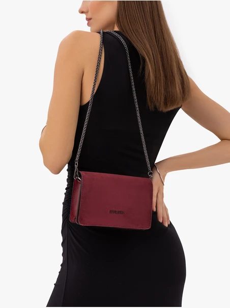 Kastanienbraune kleine Handtasche mit Kette