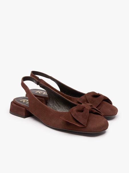 Braune absatzlose Pumps mit Schleife