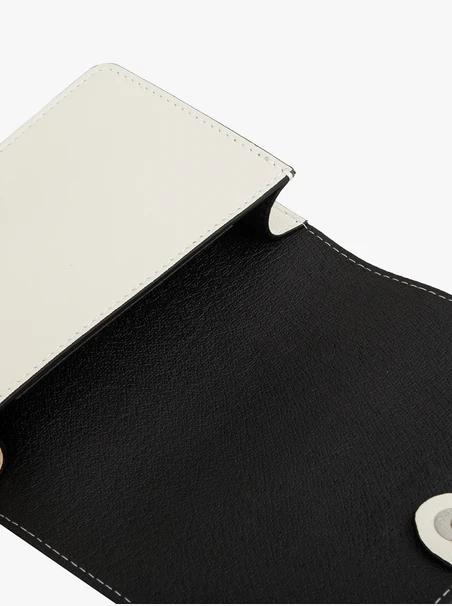 Weiße kleine Handtasche mit Kette