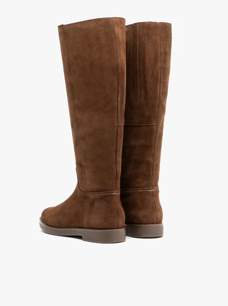 Braune Stiefel mit breitem Schaft