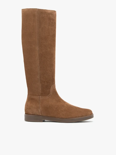 Braune Stiefel mit schmalem Schaft
