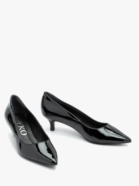 Schwarz lackierte Entenschwanz-Pumps