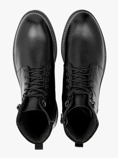 Schwarze Stiefel mit verschönerten Sohlen