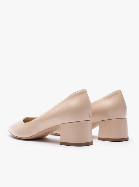 Beigefarbene Velours-Pumps