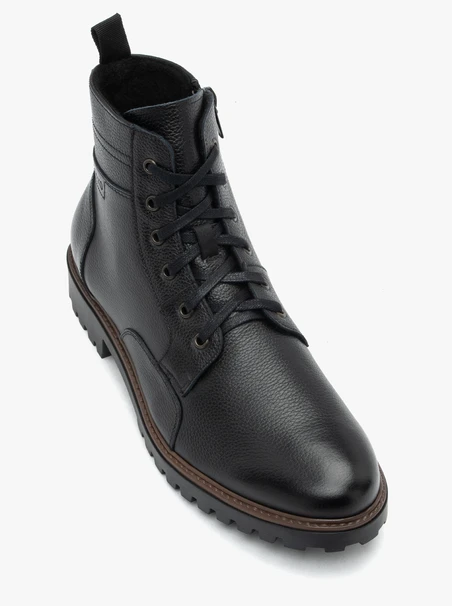 Schwarz genarbte Lederstiefel